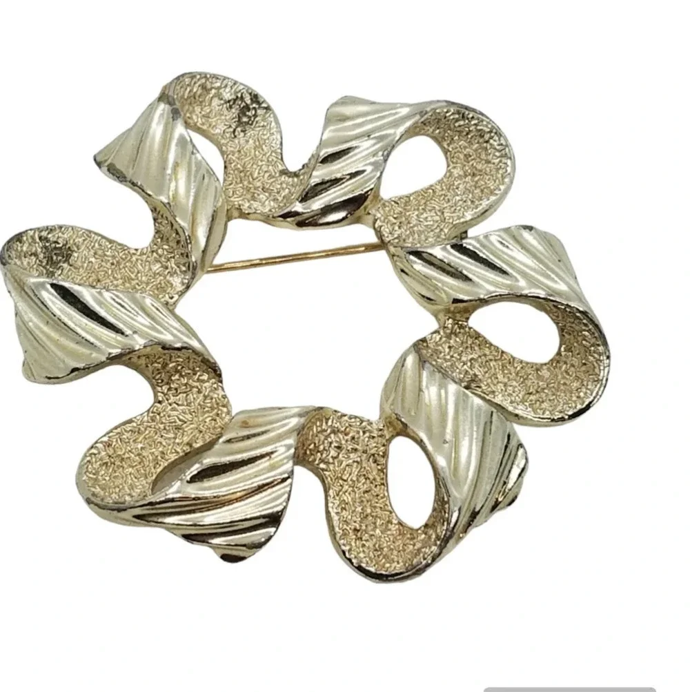 SARAH COVENTRY VINTAGE 1971 RIBBONETTE DESIGN LARGE GOLDTONE BROOCH